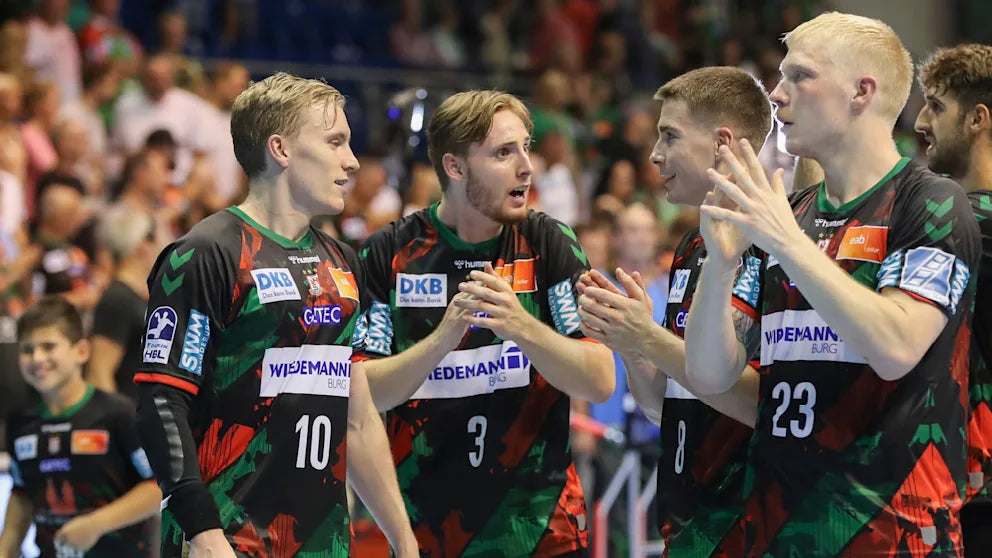 Handballspieler der Bundesliga-Mannschaft SC Magdeburg im Trikot bei einem Spiel – Teamgeist, Leistungssport und Emotionen in der Arena